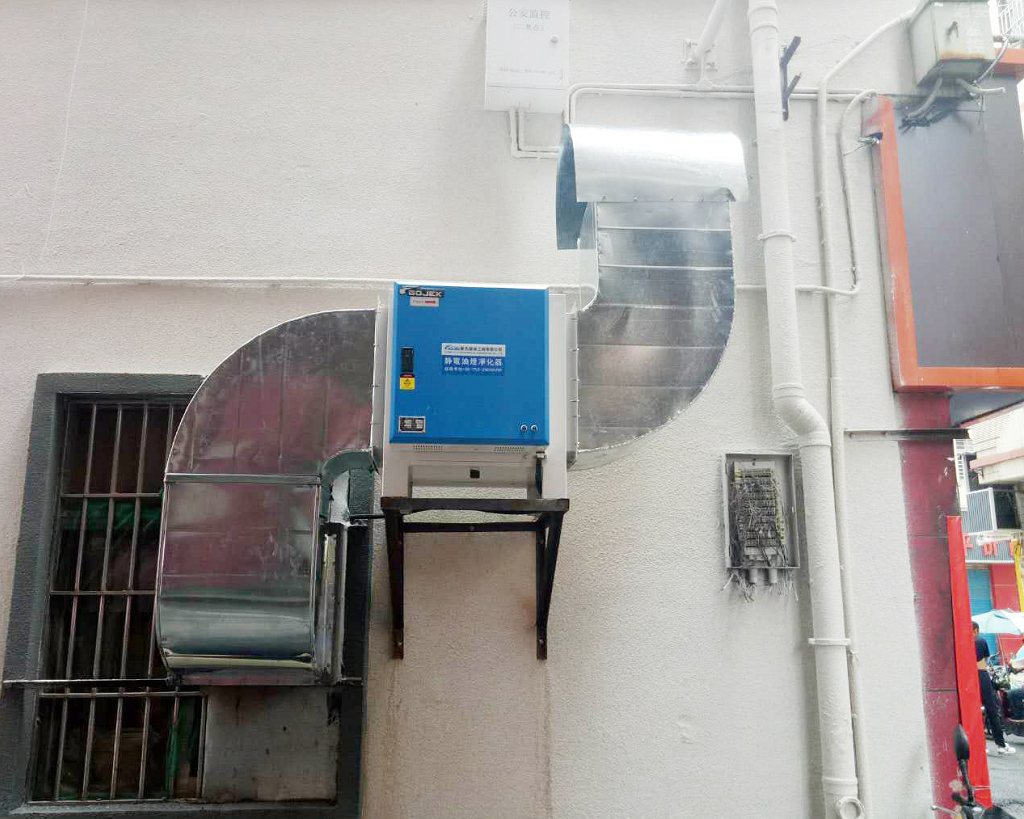 油煙凈化器安裝在酒店的外墻上。.png