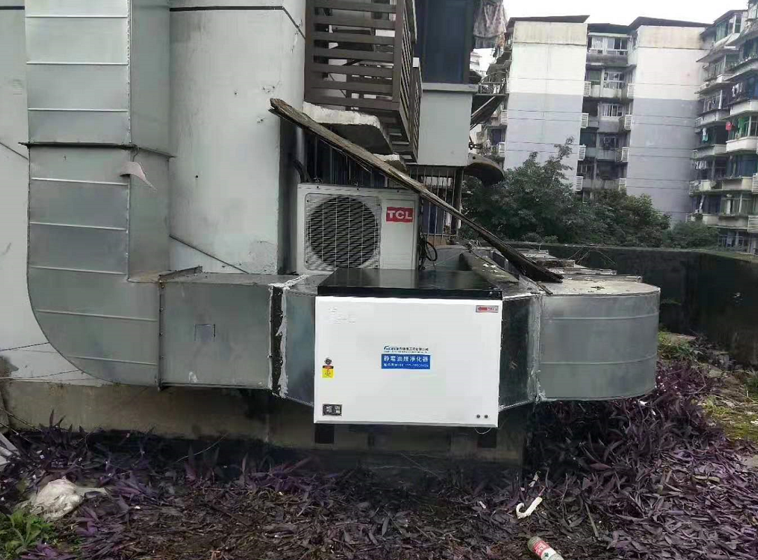 油煙凈化器安裝在地面上。.png